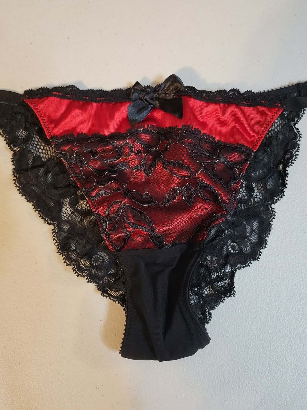 Victoria's Secret Red Satin & Black Lace Bikini Panty Medium New With Tags
